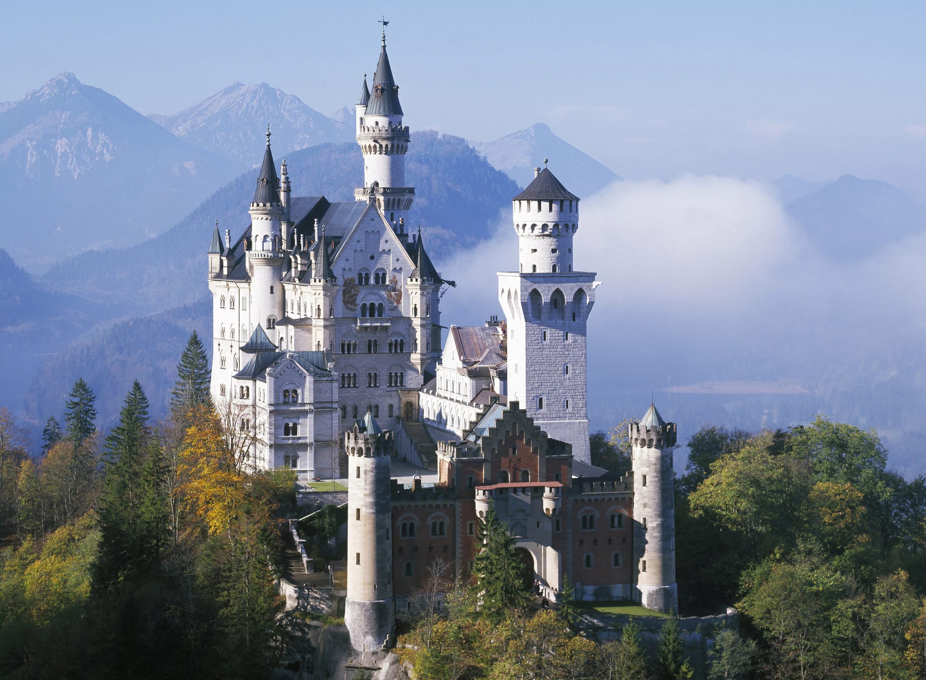 Известный средневековый замок. Нойшванштайн Бавария. Замок Нойшванштайн (Баварские Альпы). Замок Нойшванштайн («новый Лебединый Утес») в Германии;.