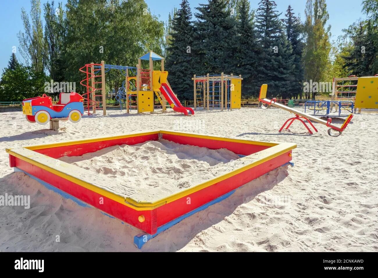 Резиновое покрытие на детской площадке. Щепа декоративная для детской площадки. Детская площадка покрытие песок. Песок на детской площадке. Старые детские площадки.