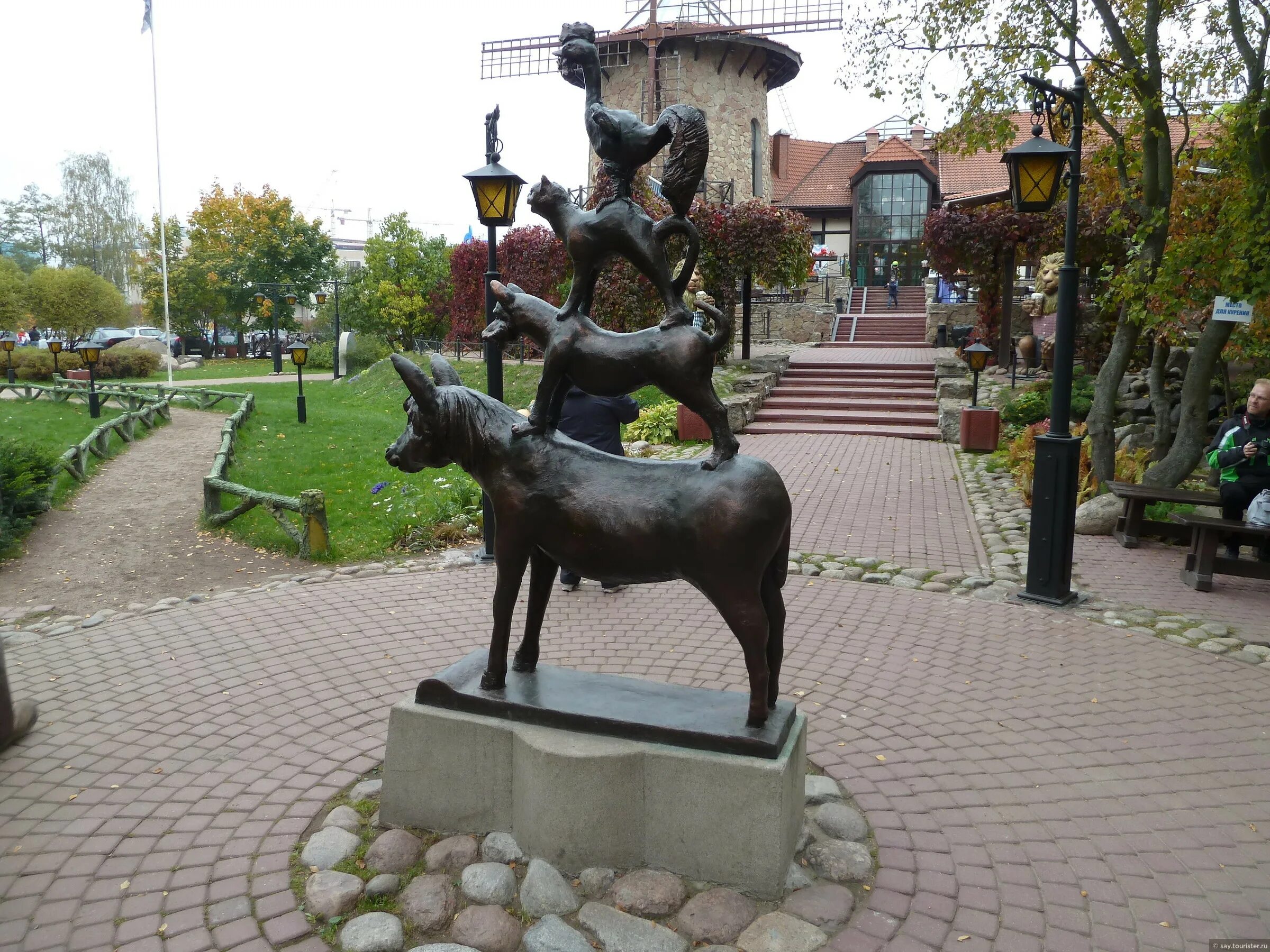 Памятник необычные памятники в санкт-петербурге. Памятник животным в петербурге. Памятник туристу в иркутске. Странные памятники в пушкине санкт-петербурга. Необычные памятники для туристов.