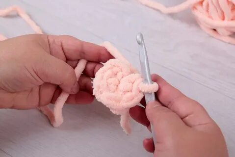 Вязать петлями руками из плюшевой пряжи