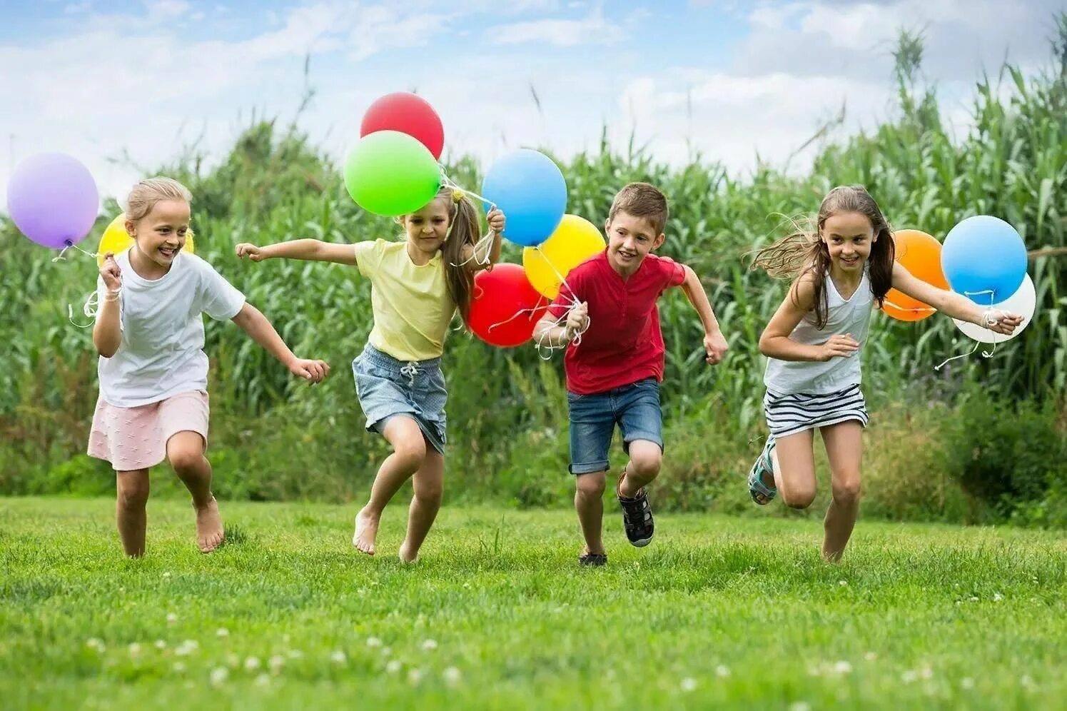 Летом было день рождения. Лето дети. Лето дети веселятся. Дети веселятся на природе. Радостные дети.