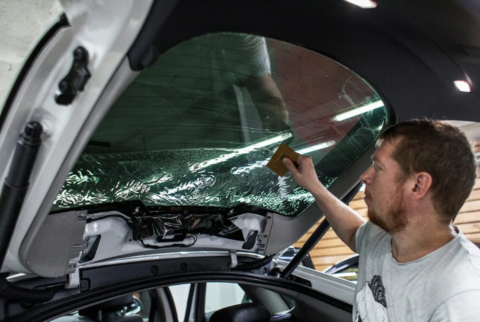 Тонировка заднего стекла без фена. Как наклеить тонировочную пленку. Тонировка заднего лобового стекла. Как наклеить тонировочную пленку. Как наклеить тонировочную пленку.