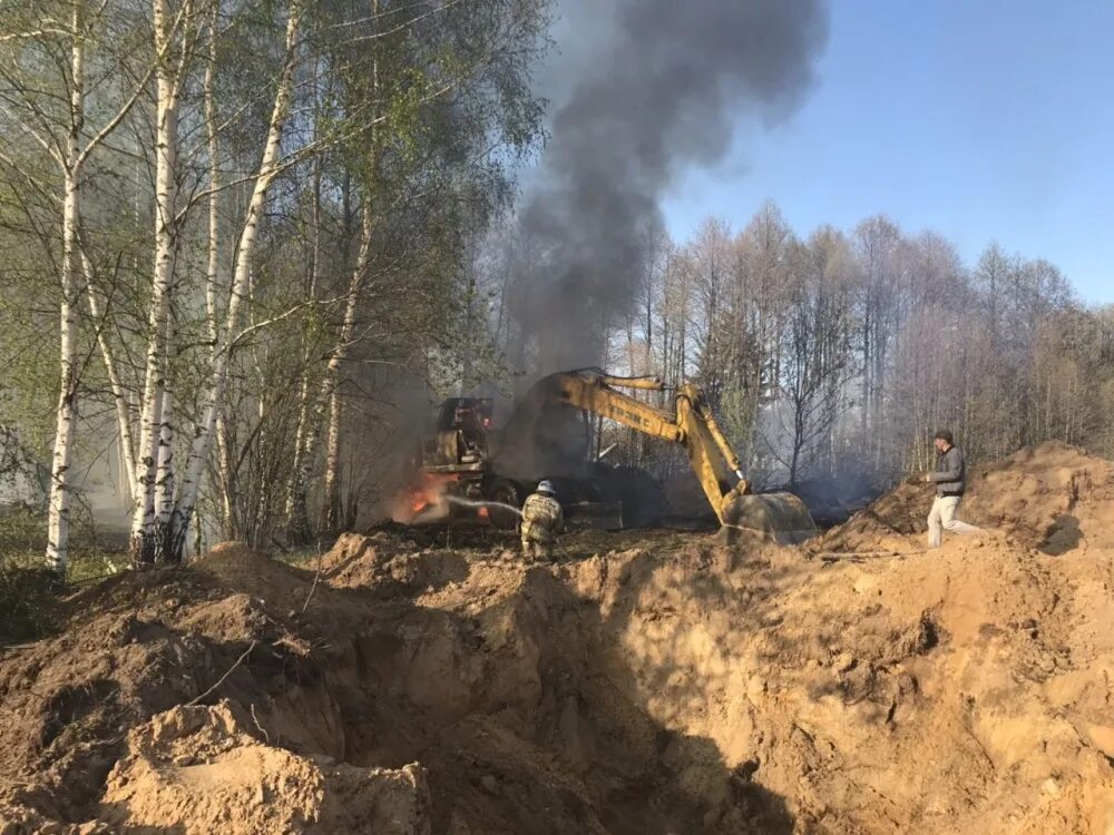 Пожар экскаватор. Сгоревший экскаватор. Мордовцемент пожар экскаватор. Кузбасс сгорел экскаватор. Горит экскаватор