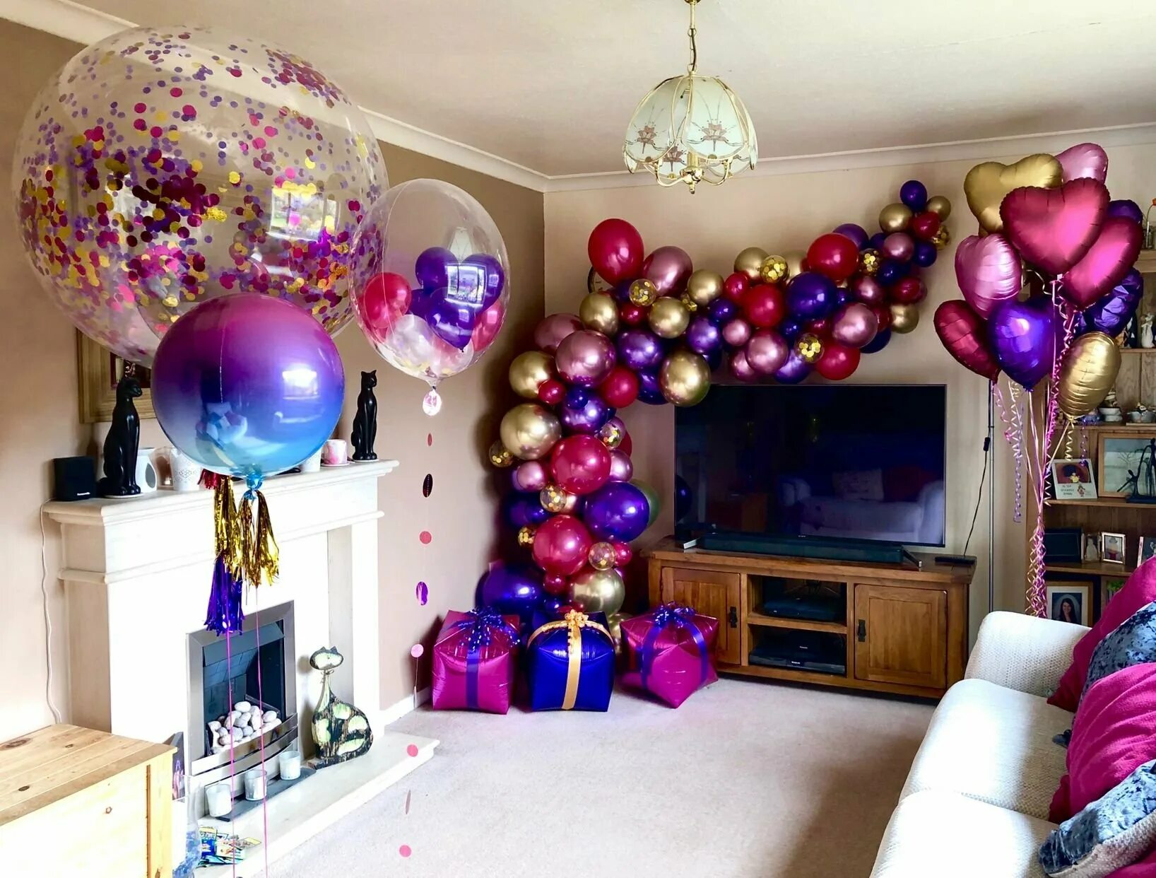 Воздушные шарики в комнате. Украшение шарами. Украсить комнату шарами. Воздушные шары украшение комнаты. Комната с шарами на день рождения.