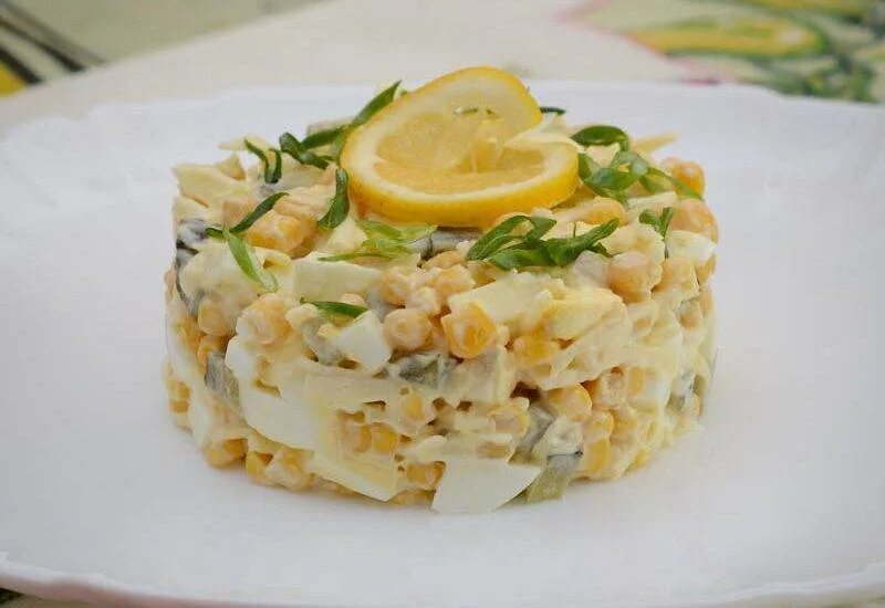 Салат с зеленью и яйцом. Картофельный салат с беконом. Яичница с салатом. Салат с яичными белками. Салат с яйцами вареными простой и вкусный рецепт.