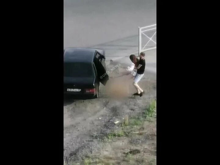 Мужчина ударил девушку. Девушка затащила волка в машину. Похищение девочки в Тюмени. Девочка пацана дубасит. Мужики поймали бабу