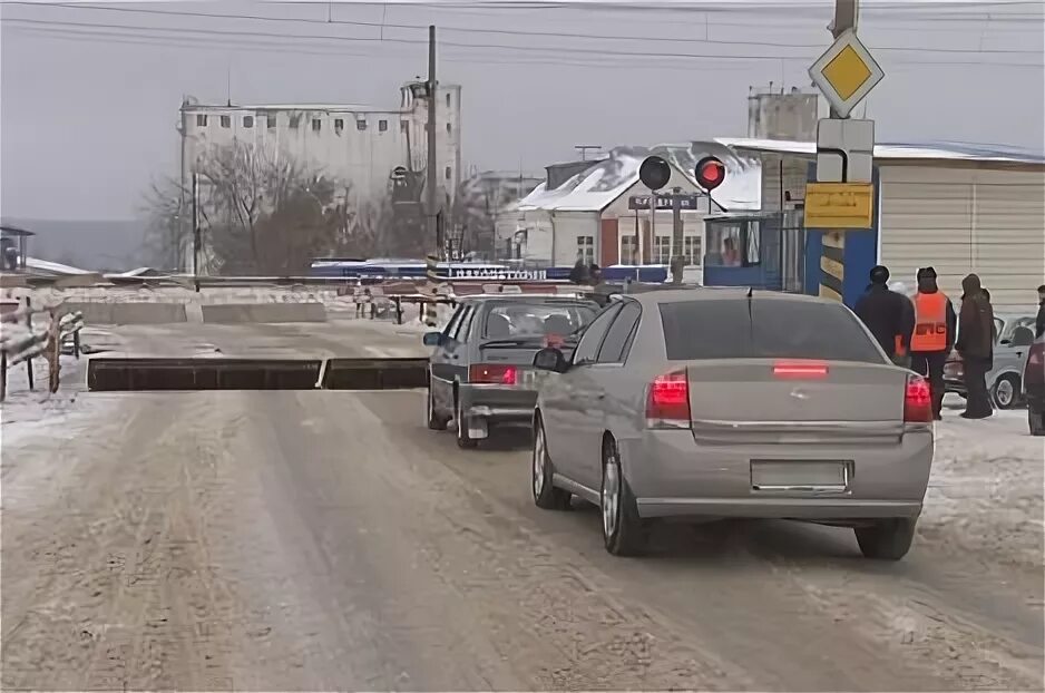 Переезжаю в ижевск. Железный переезд МЧС по Удмуртии. Железнодорожный переезд Камбарка адрес. ЖД переезд Камбарка телефон. Можга переезд старые фото.