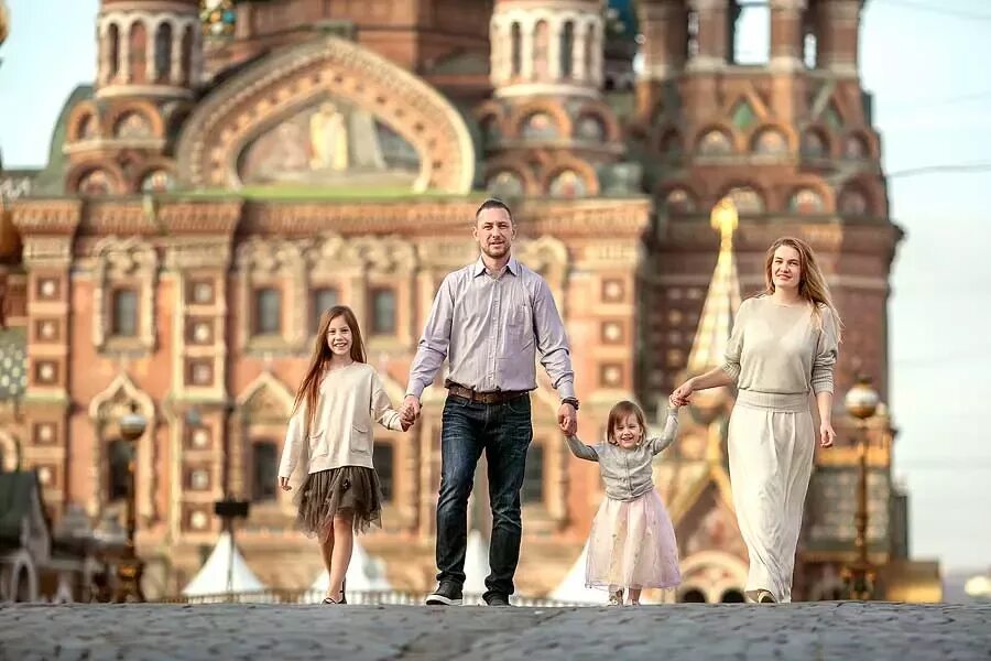 Открыли год семьи в городе. Семья на экскурсии. Семейная фотосессия в Петербурге. Семей город. Фотосессия семья в городе.