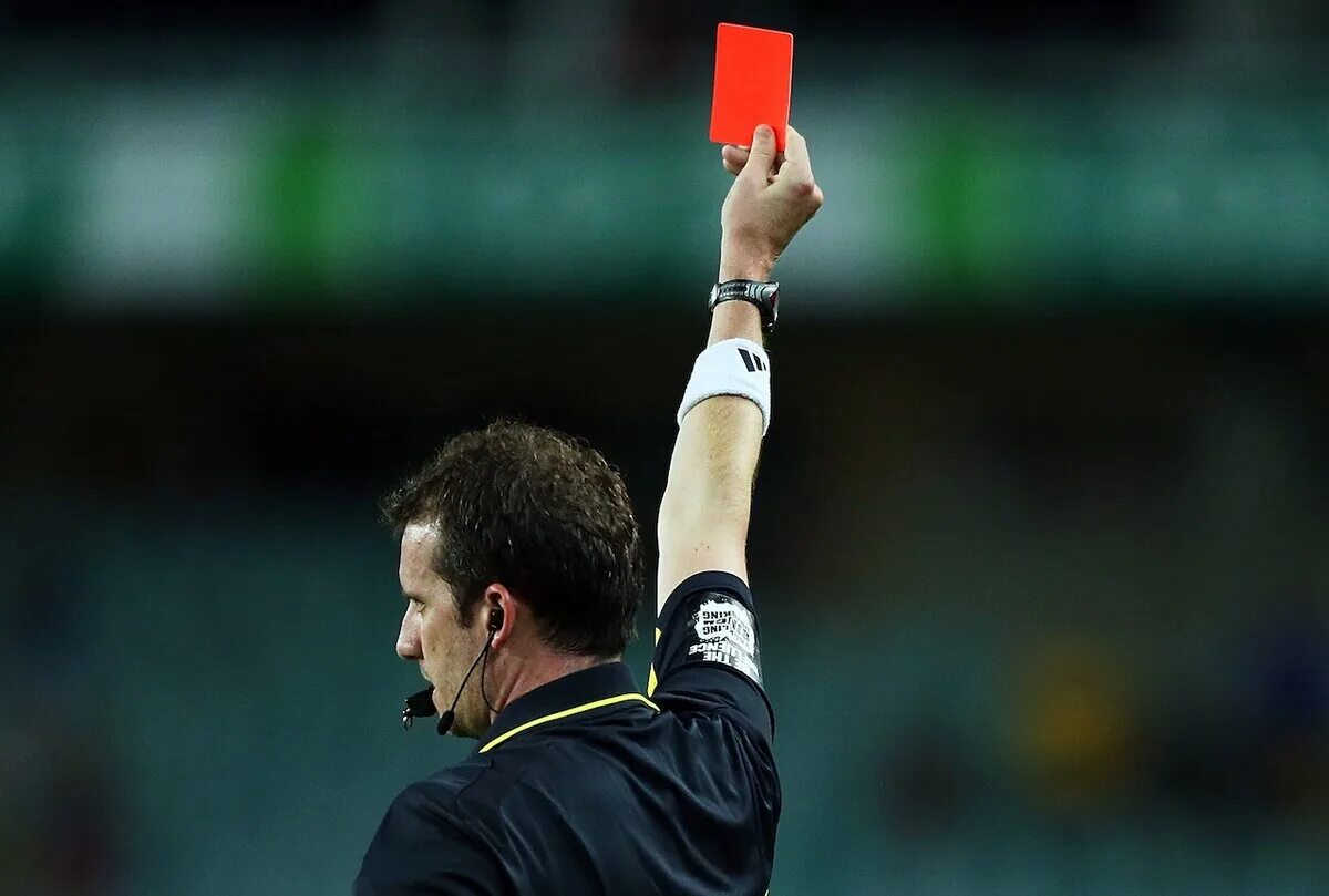 Энди Уэйн красная карточка. Красная карточка в футболе. Судейство в футболе. Судья показывает красную карточку.