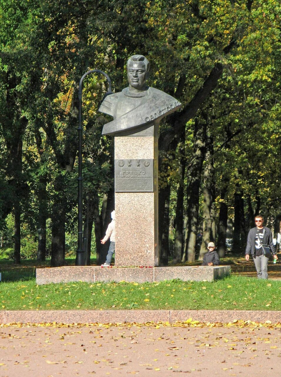 Московский парк победы санкт петербург аллея героев. Санкт-Петербург аллея героев Московский парк Победы. Аллея героев в парке Победы СПБ Гречко. Памятник Георгию Гречко. Памятник Гречко в парке Победы.