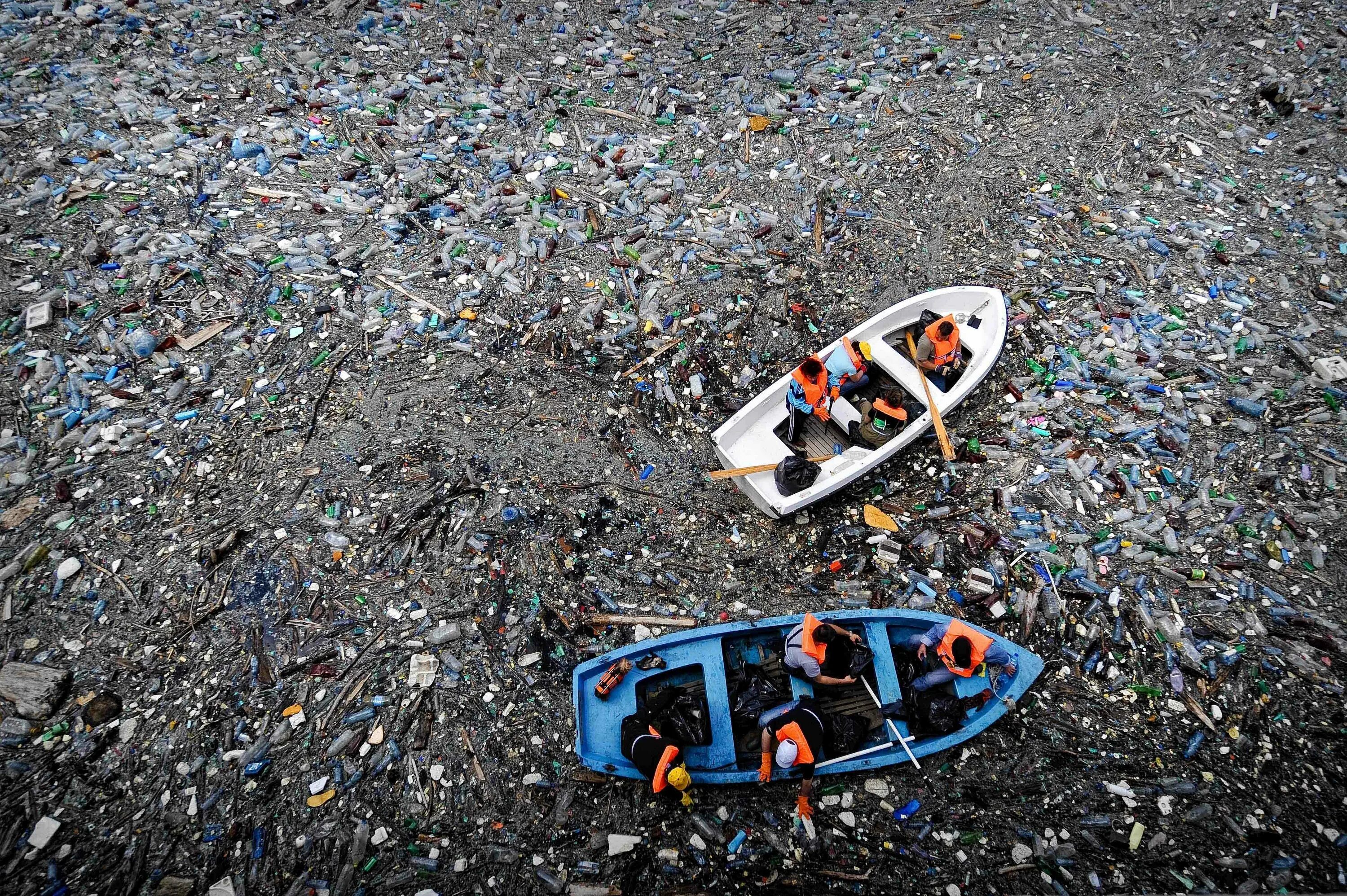 Мусорный континент расположен в океане. Саргассово море мусорное пятно. Большое Тихоокеанское мусорное пятно. Мусорный остров в тихом океане со спутника.