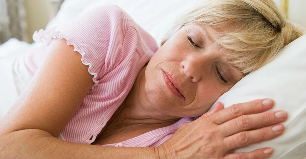 Спящие женщины в возрасте. Климакс сон. Режим дня в климактерическом периоде у женщин. Спящие пожилые женщины.