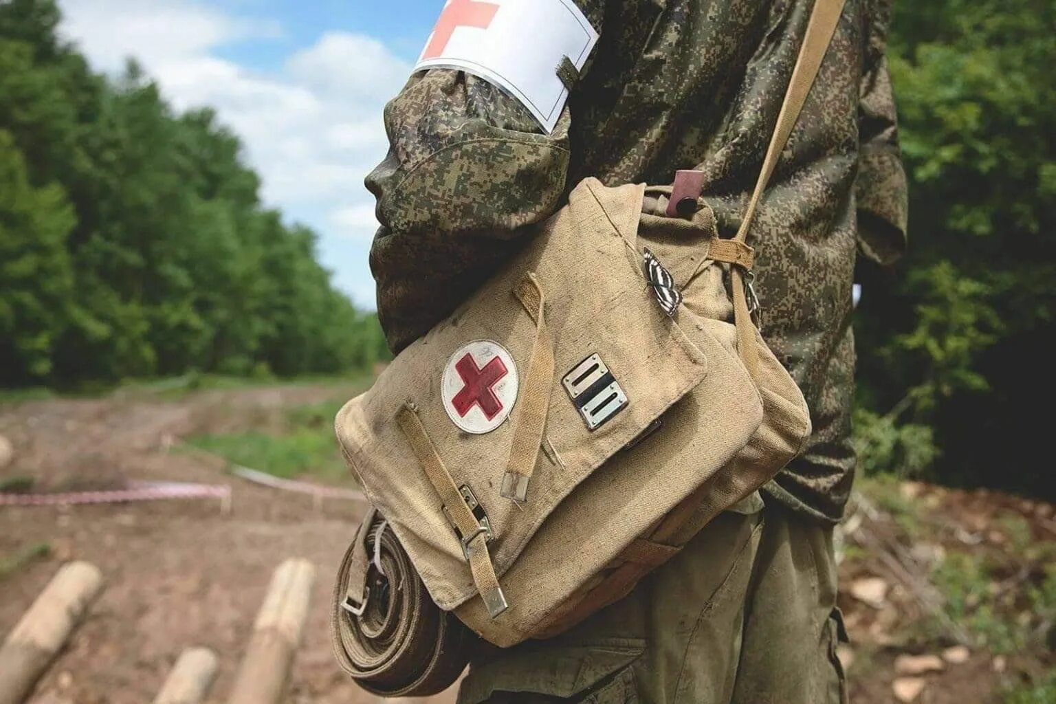 Помощь военным медикам. Полевой госпиталь мчс. Помощь военным медикам. Помощь военным медикам. Медицинское обеспечение военнослужащих.