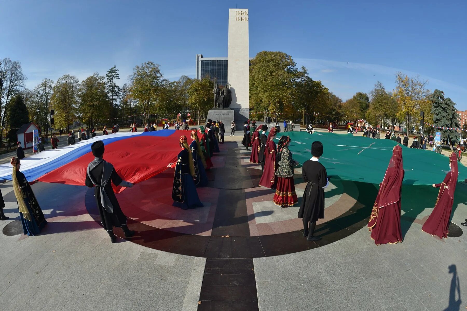 Площадь дружбы народов. Площадь дружбы Майкоп. Монумент навеки с Россией Майкоп. Памятник дружбы народов Майкоп. Площадь дружбы в городе Майкопе.