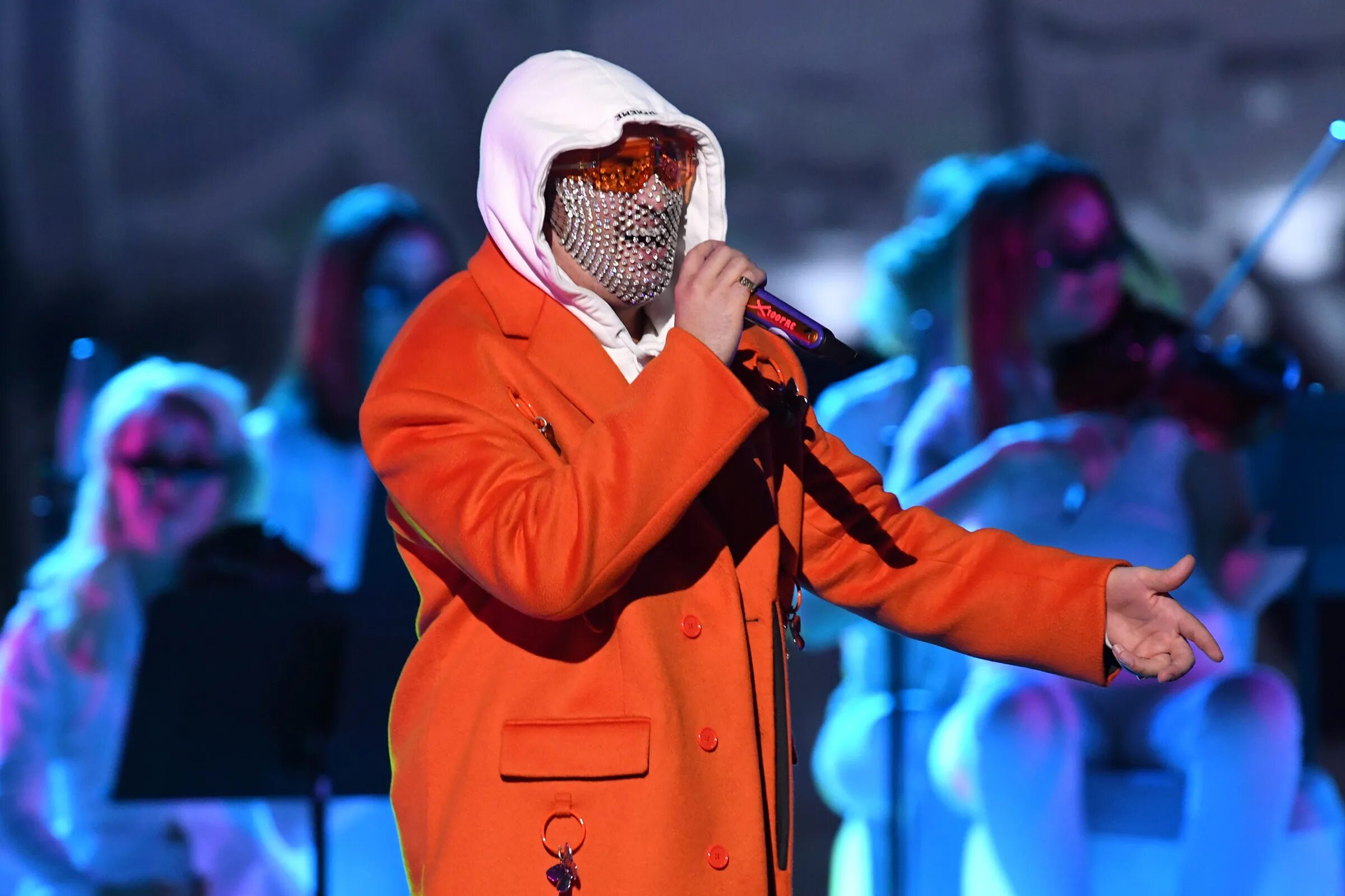 Bad closes. Bad Bunny Grammy. Латин Грэмми. Бэд Банни Грэмми 2023. Bad Bunny Grammy Performance.