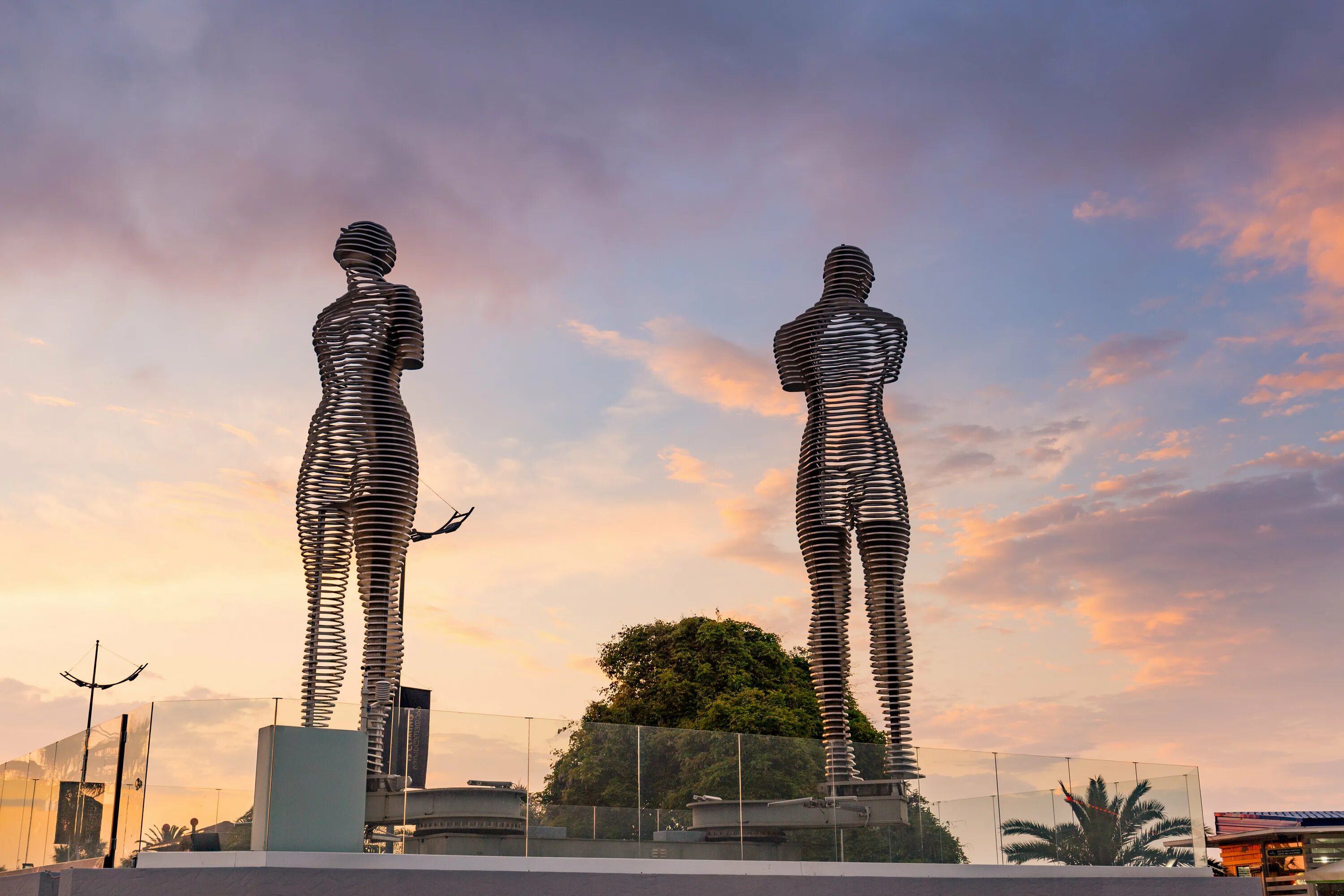 памятник нино батуми. батуми статуя нино. али и нино статуя. памятник али и нино. памятник нино батуми.