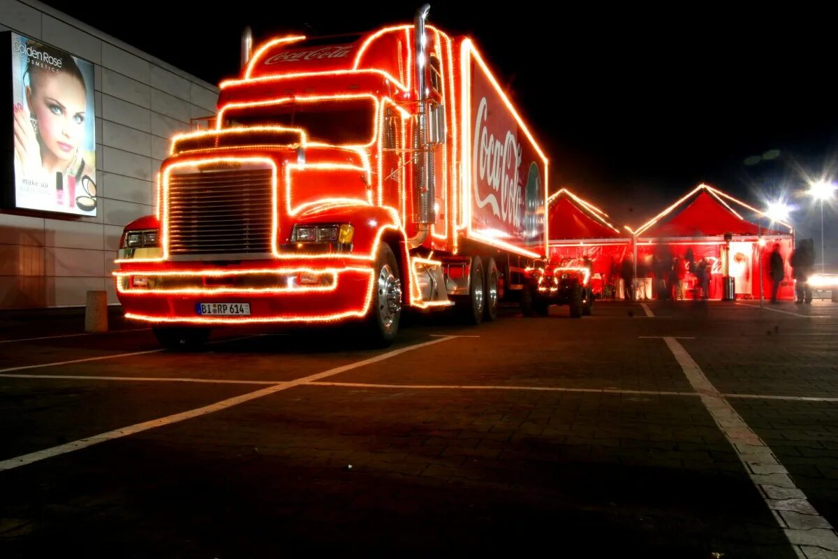 Freightliner грузовик Coca Cola. Новогодний грузовик Кока-кола. Новогодняя фура. Машины Кока кола новый год.