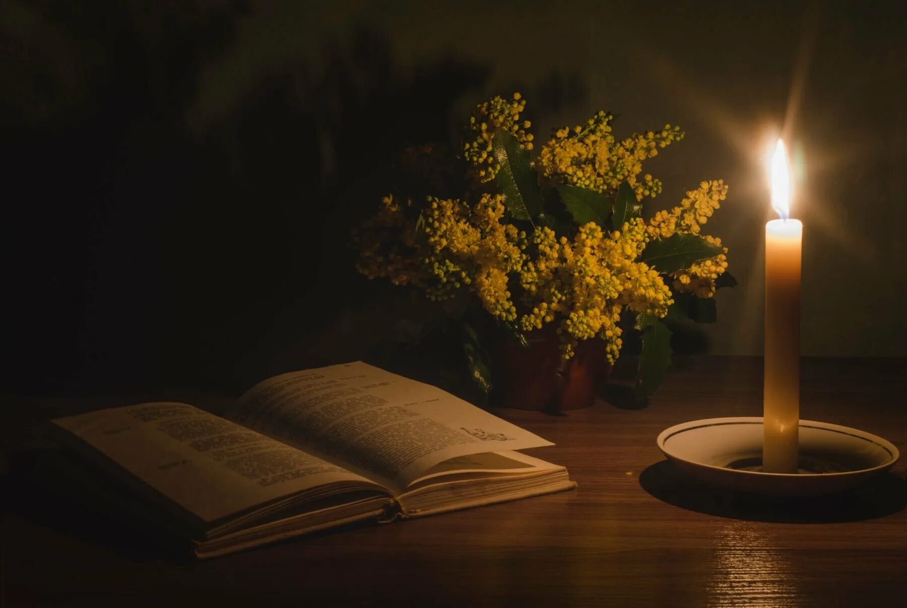 На столе стоит свеча которая отражается. Книга и свеча. Свеча на столе. Свечи Эстетика. Свечи и книги Эстетика.