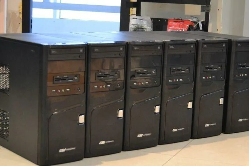 куча системных блоков. системные блоки много. много системных блоков. несколько системных блоков. компьютер i7 системный блок офисный.