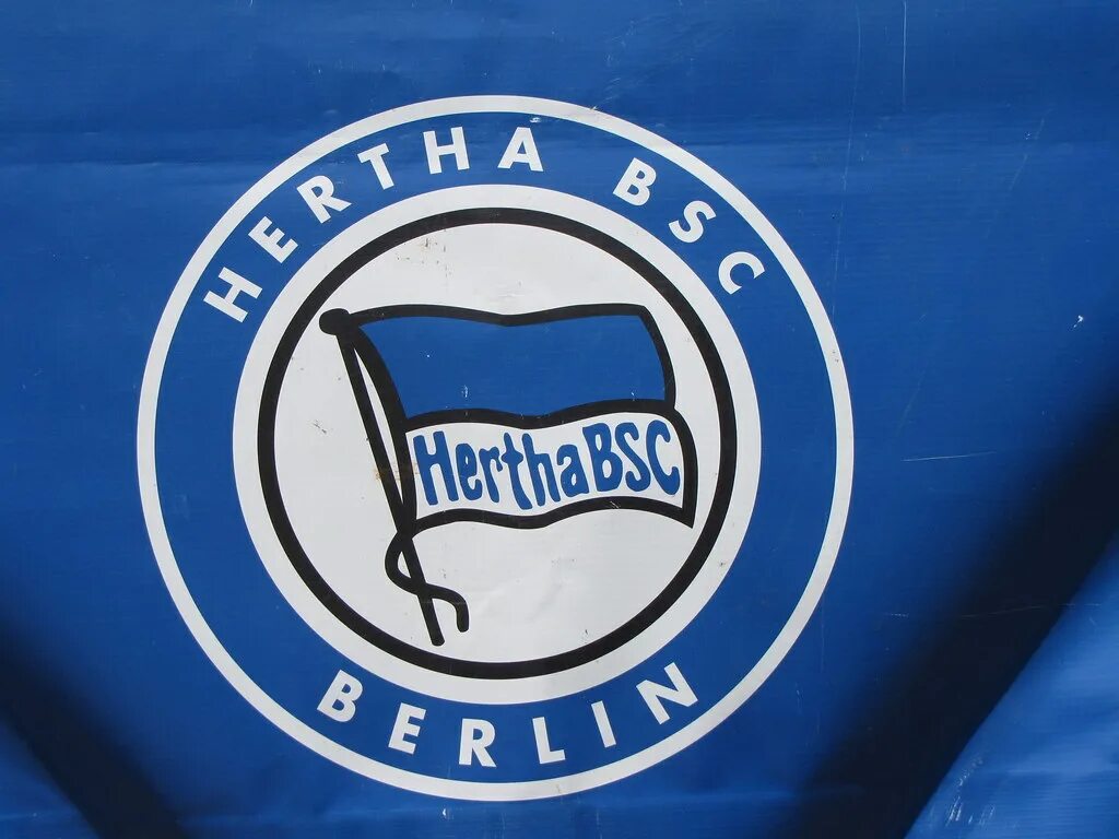 Герта 2 берлин. Hertha bsc. Берлинская герта фк. Герта логотип. Футбольный клуб герта герб.