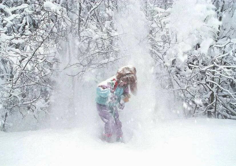 Снег падает на человека. Фотосессия в заснеженном лесу. Девушка зимой. Фотосессия в снегопад в лесу. Человек в снегу.