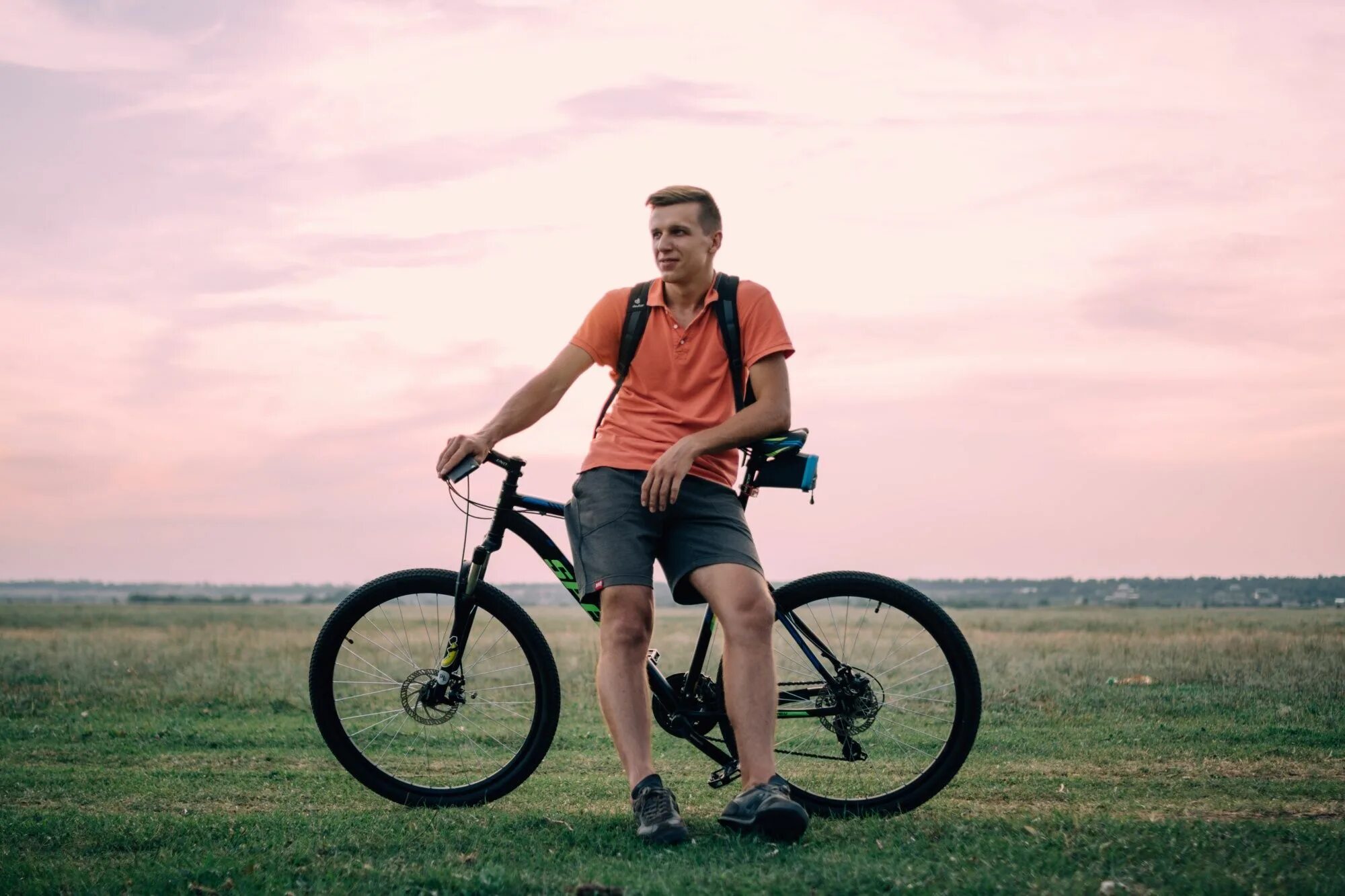 Get on the bike. Человек на велосипеде. Мужик на велосипеде. Велосипеды c человеком. Парень на Велике.