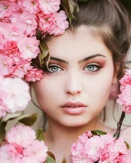 Девушки лица в цветах