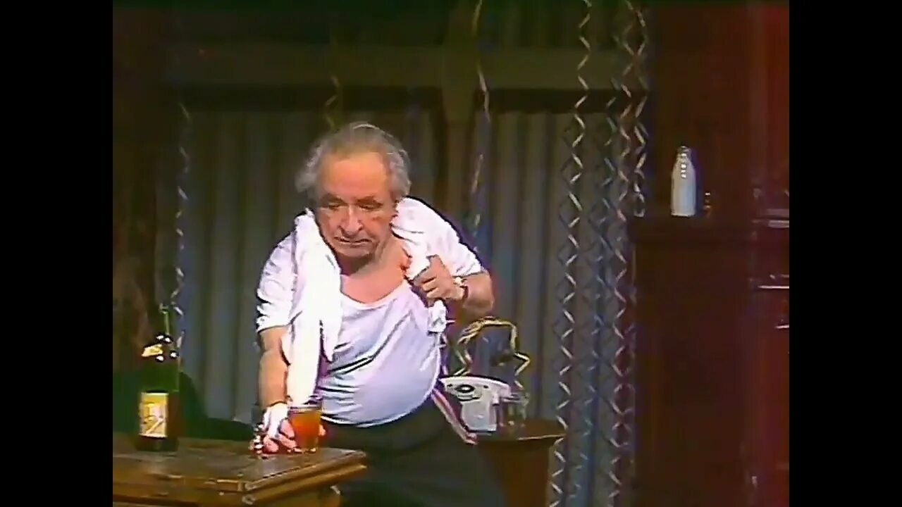 В тюрбане на голове в халате пью кофе. Девушка в полотенце. Пить через полотенце. Чай после бани. В ванной завернулась в полотенце частные фото.