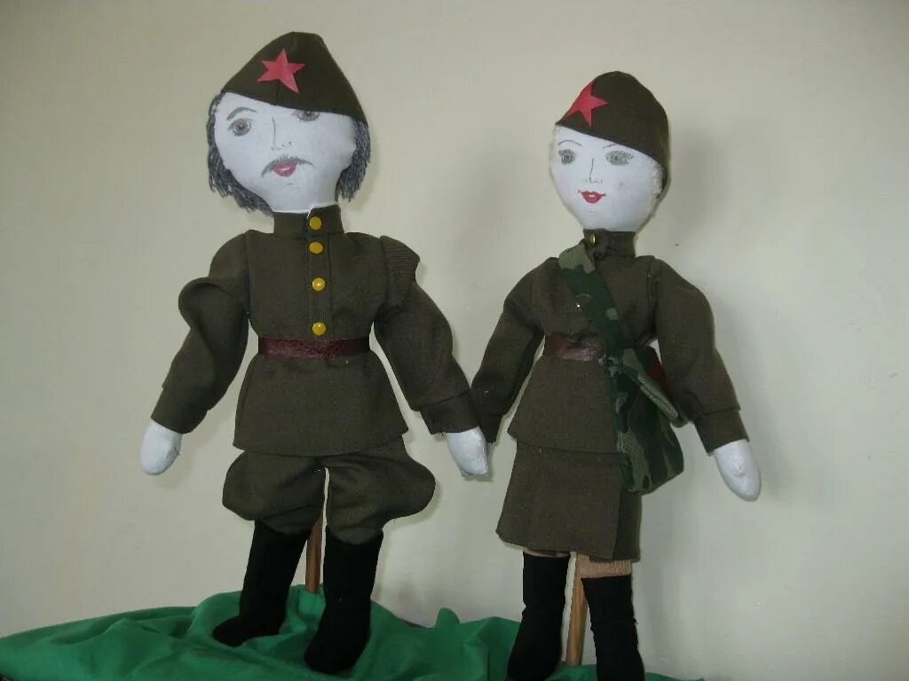 Кукла военного времени. Куклы на военную тематику. Кукла военный. Кукла в военной форме. Куклы из ткани военной тематики.