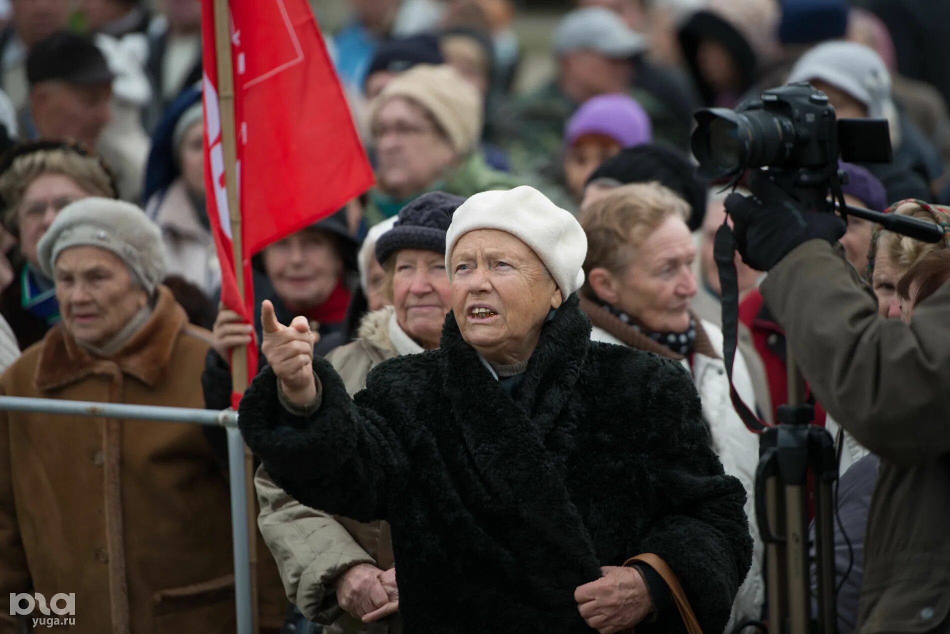 Что пришло пенсионерам сегодня. Пенсионеры в Сочи. Митинг пенсионеров. Пенсионер Ереван. Хор пенсионеров.