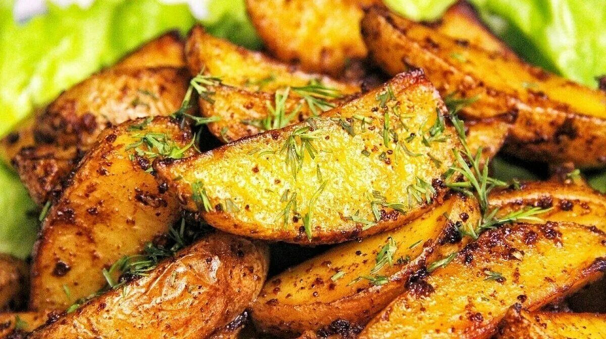 Картофель по-деревенски в духовке. Картошка по селянски в духовке. Запечённая картошка в духовке по деревенски. Картошка по деревенски порция. При какой температуре готовить картошку по деревенски.