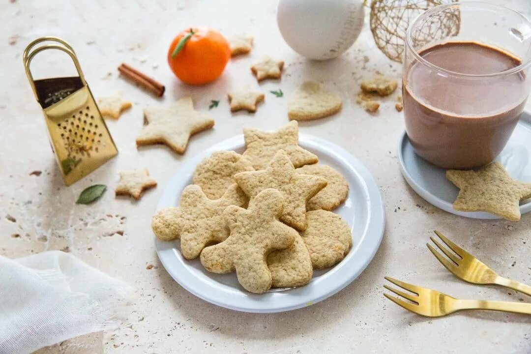 Рецепт просто домашнего имбирного печенья. Печенье. Рождественское печенье. Имбирное песочное печенье. Имбирное печенье приготовление.