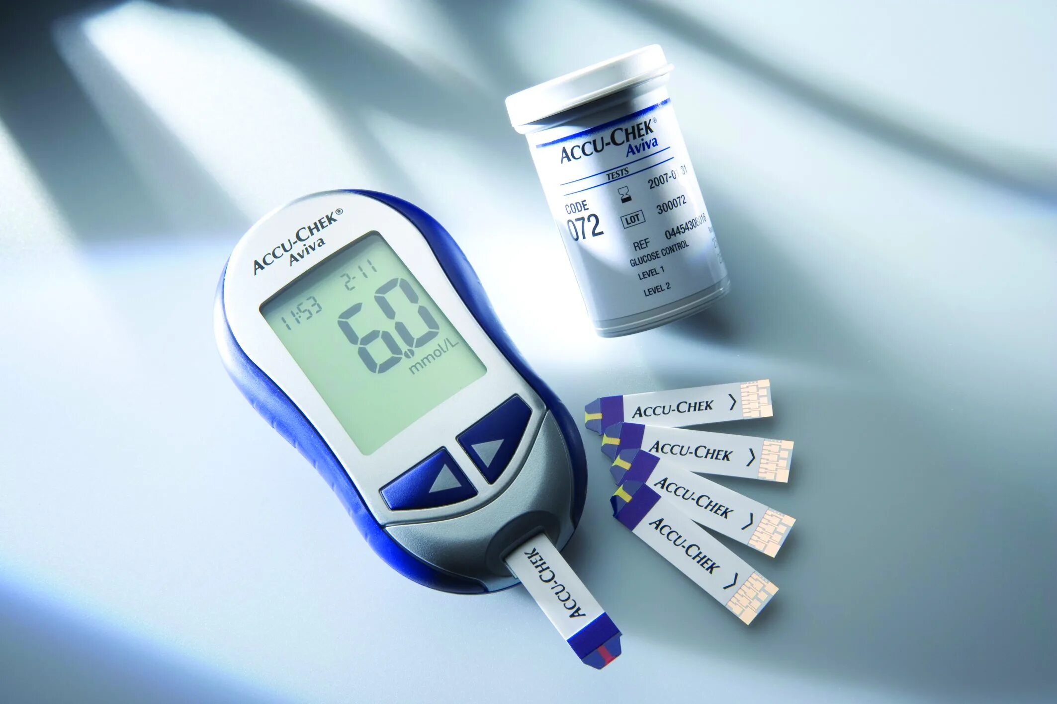 Сахарный диабет тест мочи. Измерение глюкометра Глюкозы крови. Сахарный диабет прибор для измерения сахара в крови. Измерение уровня Глюкозы в крови глюкометром. Глюкометр измерение сахара в крови.