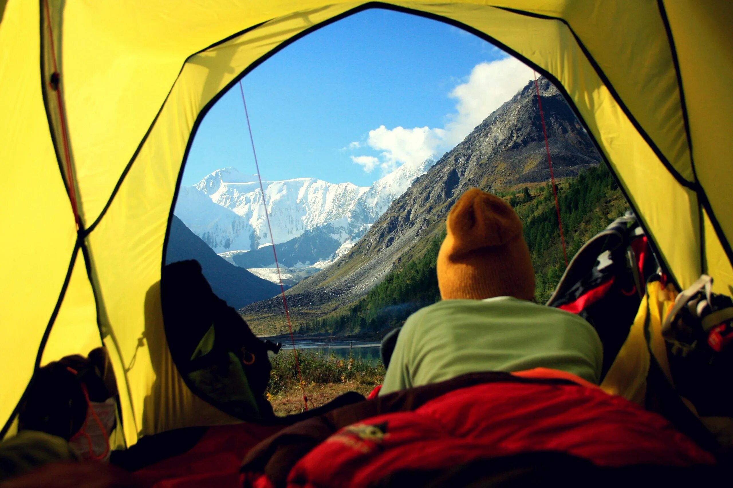 Красивый вид из палатки. Палатка в горах. Ноги из палатки. Палатка на горе. Traveling фото