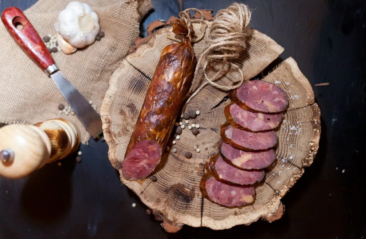 Конская колбаса шужук. Казы копченое. Шужук и казы. Колбаса казылык сыровяленая. Сырокопченый казы.