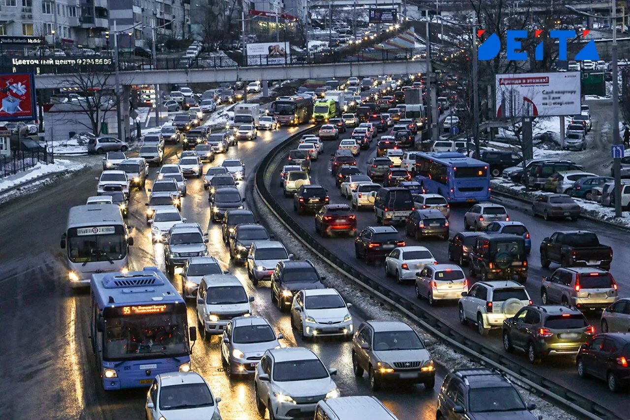 Сколько автомобилей во владивостоке. Пробки Владивосток. Движение во Владивостоке. Пробка на дороге. Затор на дороге.