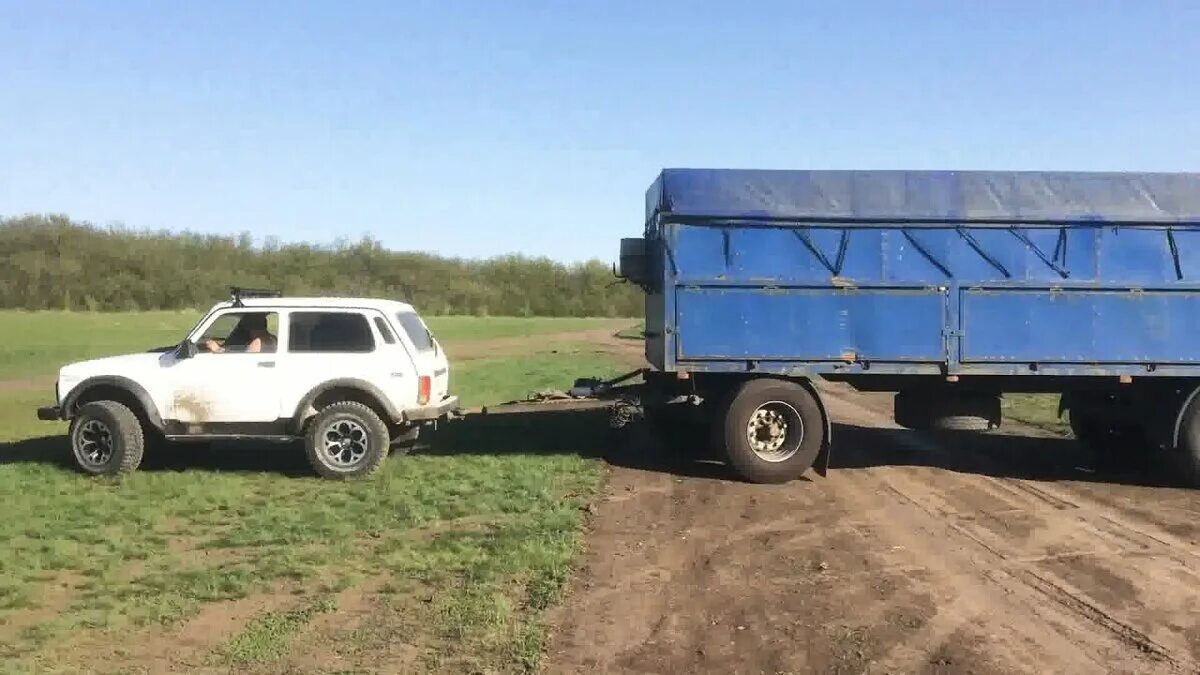 Трактор тянет прицеп. Нива 2121 с прицепом двухосным. нива 4х4 с прицепом по бездорожью. нива прицеп скиф. прицеп для нивы 21214.