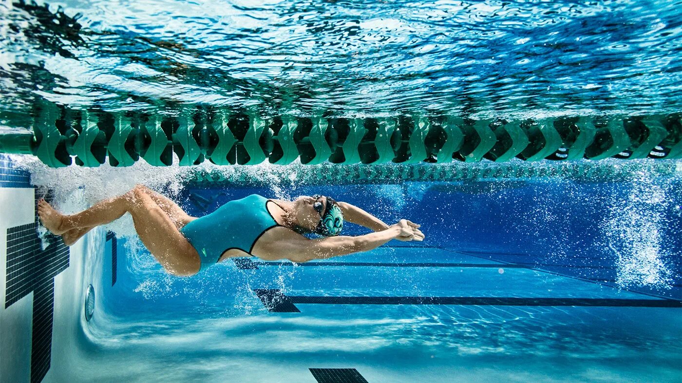 Watch me swim. Плавание в бассейне. Пловец под водой. Пловцы девушки. Пловец в бассейне.