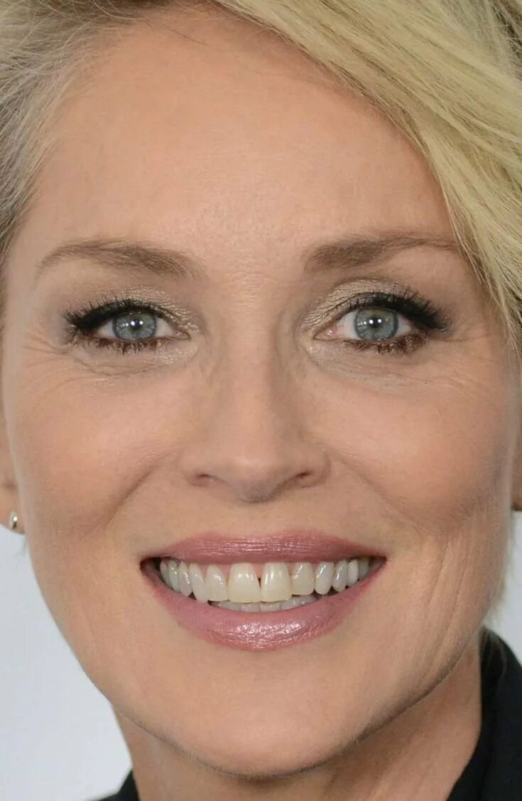 Шэрон стоун улыбка. Шэрон стоун 2000. Шэрон стоун сейчас возраст. Шэрон стоун сейчас. Шэрон стоун без макияжа.