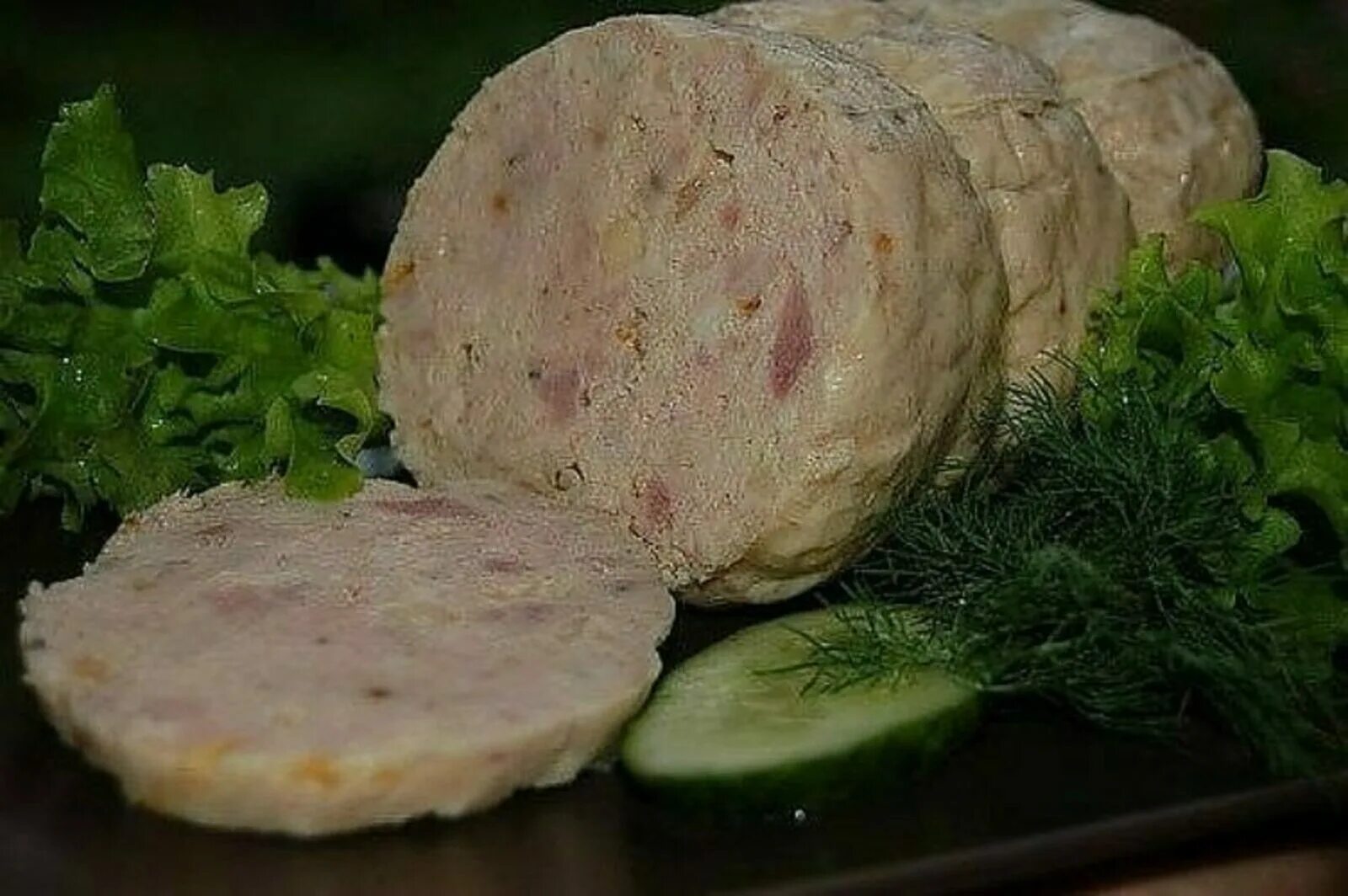 Домашняя кур колбаса вареная. Домашняя куриная колбаса. Колбаса из курицы. Куриная колбаса в домашних. Колбаса из куриного филе.