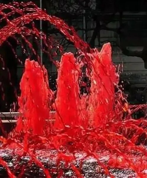 Ярко красная кровь фонтаном