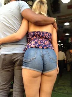 Sexy chava nalgona usando micro shorts Mujeres bellas en la calle