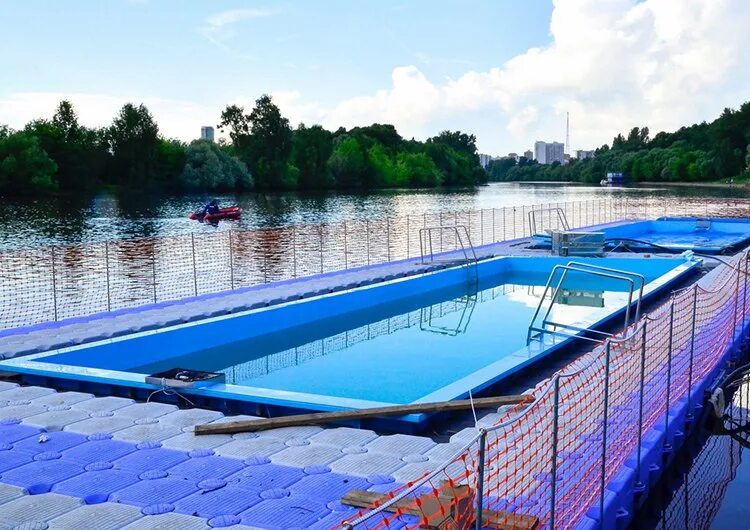 Филевский парк купить. Филевский парк бассейн открытый. Понтонный бассейн парк Фили. Бассейн в Филевском парке открытый. Строгино бассейн открытый.