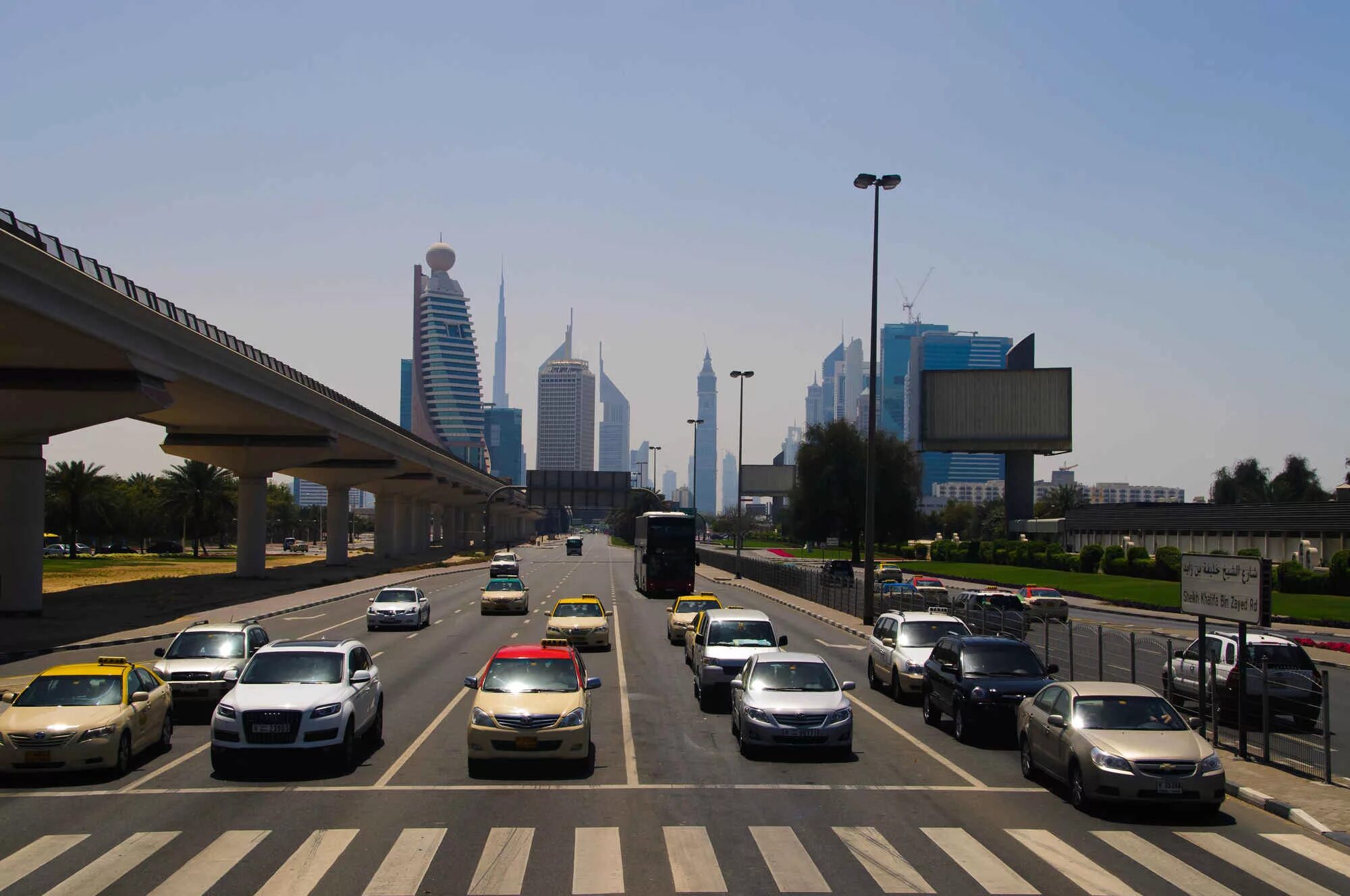 Дубай трасса. Дубай шоссе шейха Зайда. Дубай пойтахти. Центральная магистраль Дубай.