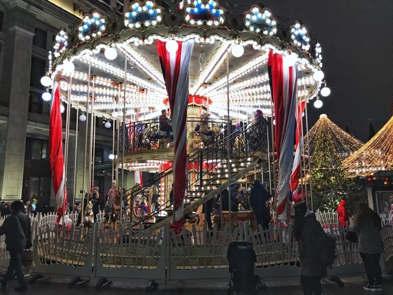 Ожившая новогодняя сказка! ✨ Москва - сияющая, украшенная яркими гирляндами, ело