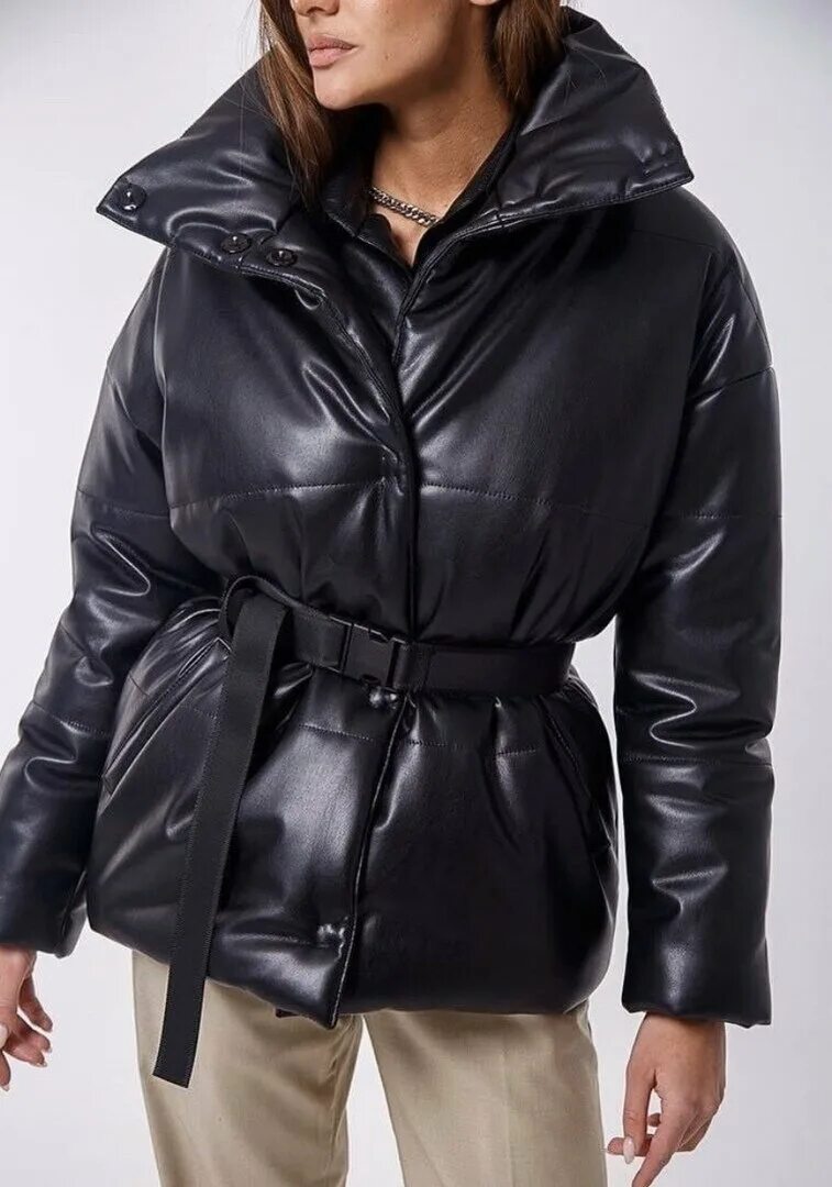 Черная куртка с поясом. Кожаные дутые куртки женские. Куртка с поясом женская. Кожаная куртка с поясом женская.