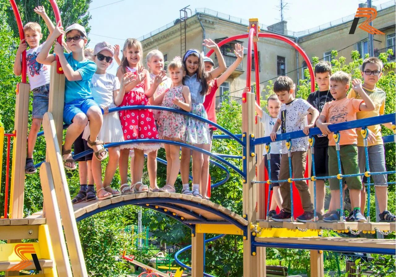 Детский лагерь. Детский городской лагерь. Дети в лагере. Летний городской лагерь.