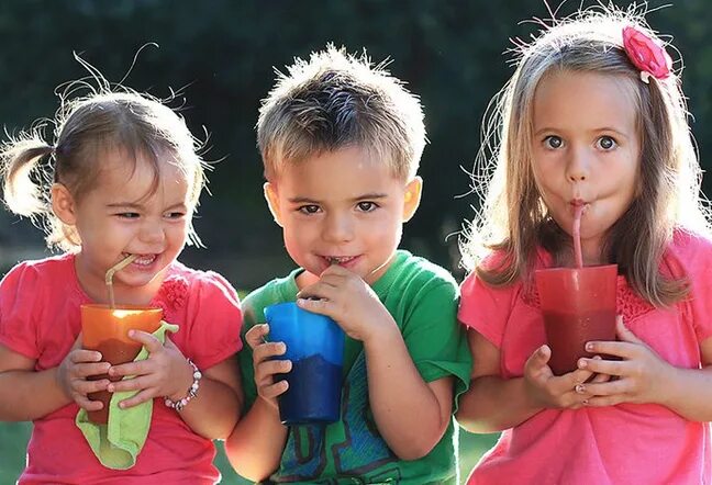 Kids drink. Ребенок пьет сок. Питьевая вода для детей. Пить сок. Kids drink.
