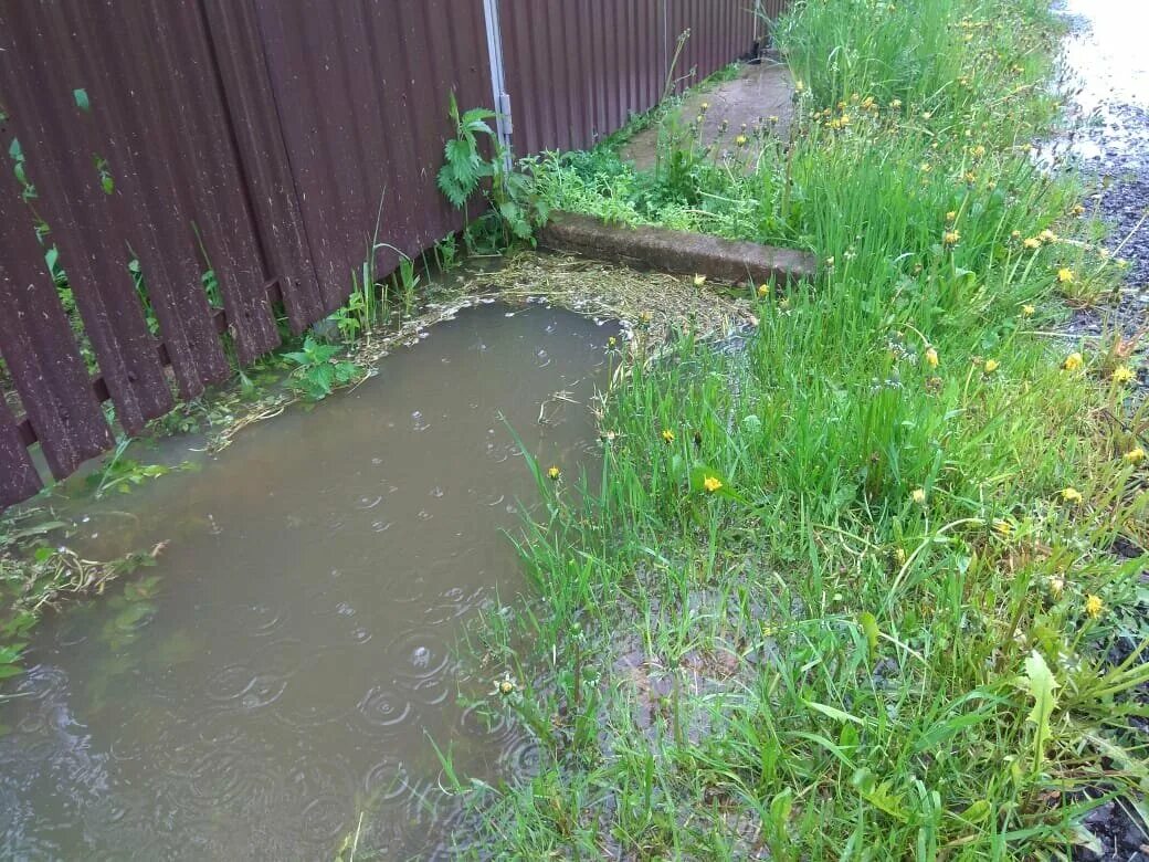 Вода стоит во дворе