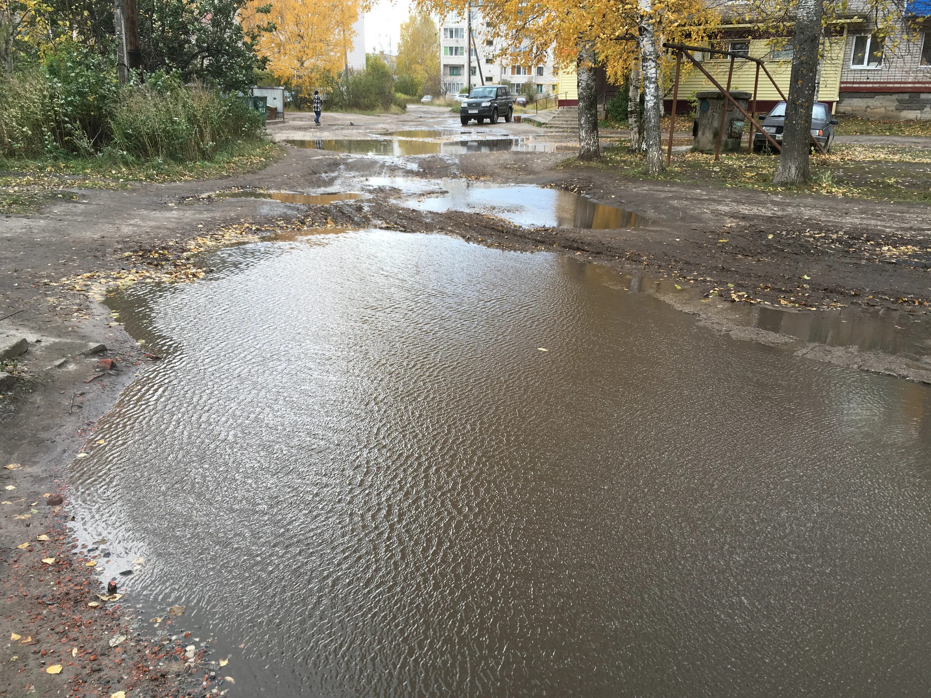 Вода из грязной лужи. Лужа грязи. Улица с лужами. Грязная лужа во дворе.